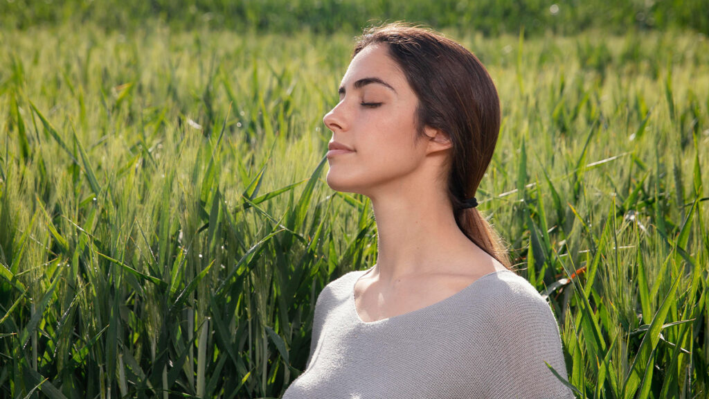 Mujer en calma practicando respiración consciente para controlar la ansiedad